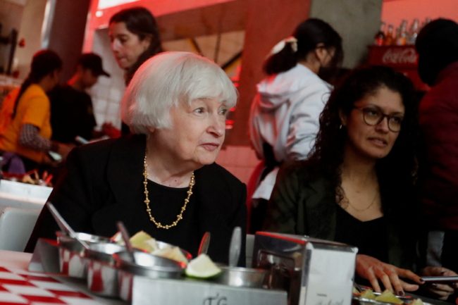 دبلوماسية الطعام.. وزيرة أمريكية توحد بين شعبها والصينيين بعد شهرتها بتناول الطعام الصيني 