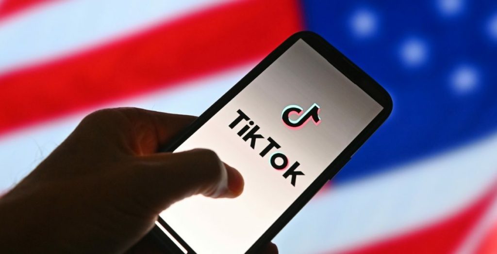 وكأنها إحدى الديكتاتوريات.. لماذا تخاف أمريكا من "تيك توك"؟