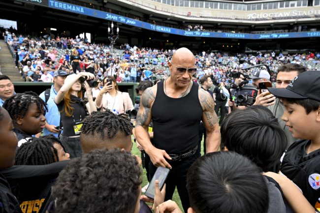 بايدن يخسر تأييد أشهر ممثل عالمي على وسائل التواصل! “الصخرة” دواين جونسون كشف موقفه السياسي