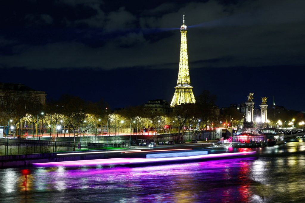 مغربية محجبة في باريس