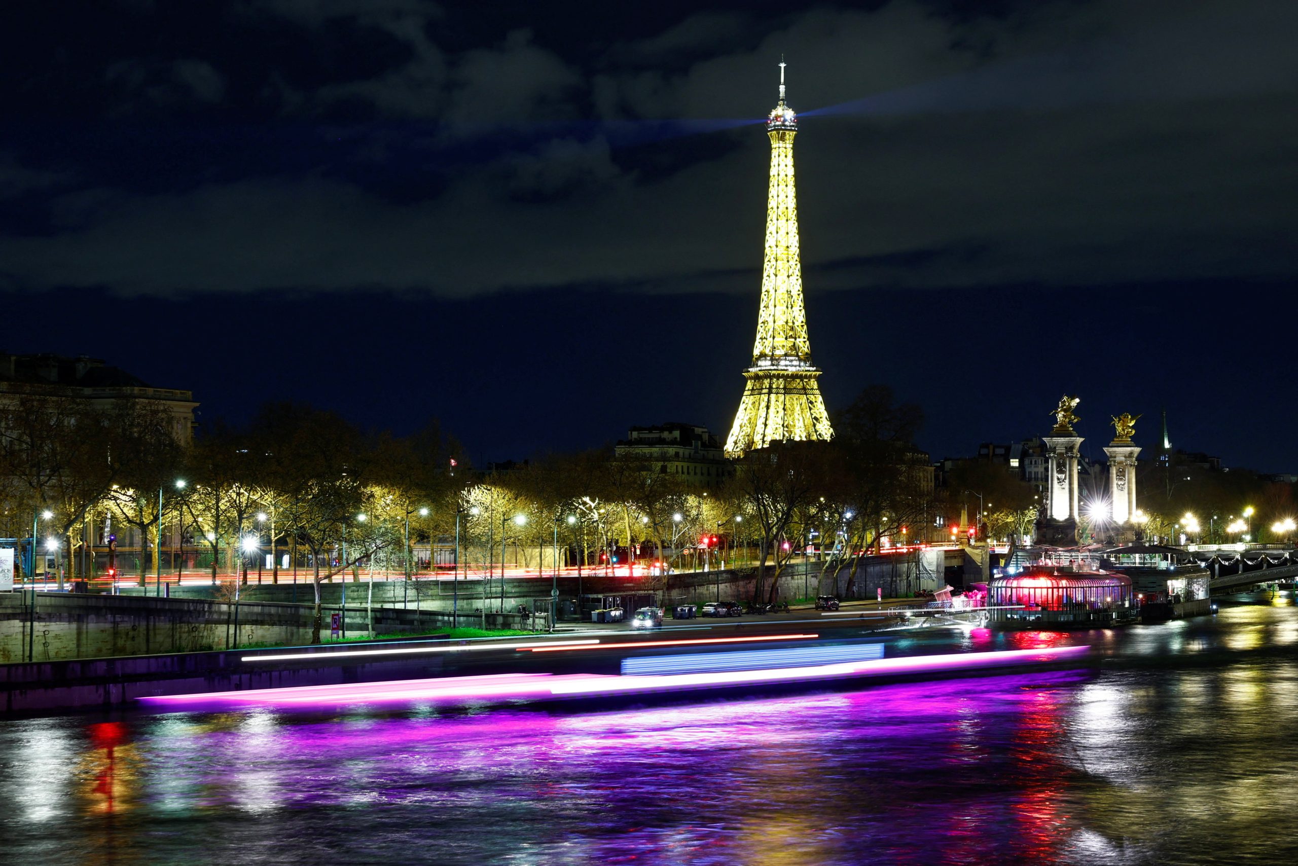 مغربية محجبة في باريس