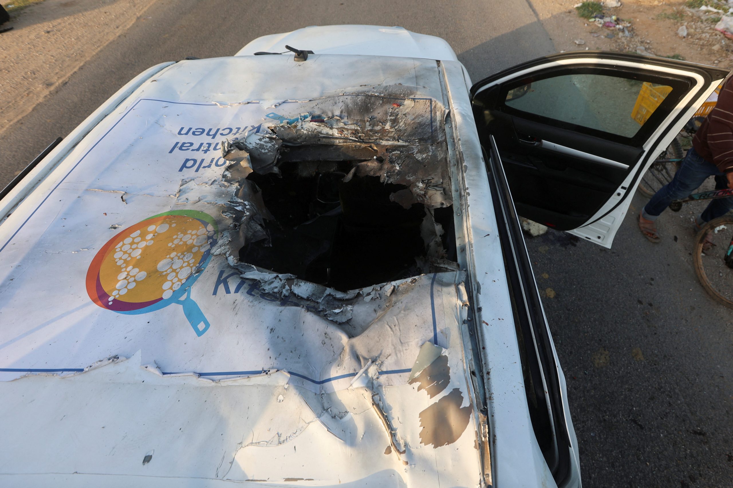 صورة السيارة التابعة للمطبخ المركزي العالمي التي استهدفها الاحتلال بدير البلح