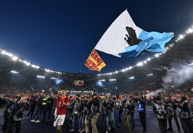 بسبب علم “الجرذ الأسود”.. التحقيق مع مدافع روما الإيطالي جانلوكا مانشيني