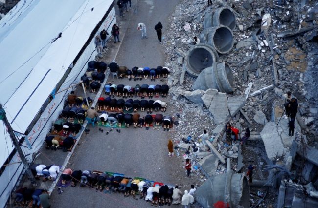 على أنقاض المساجد وداخل المستشفيات.. هكذا أدى الفلسطينيون في قطاع غزة صلاة عيد الفطر (فيديو)