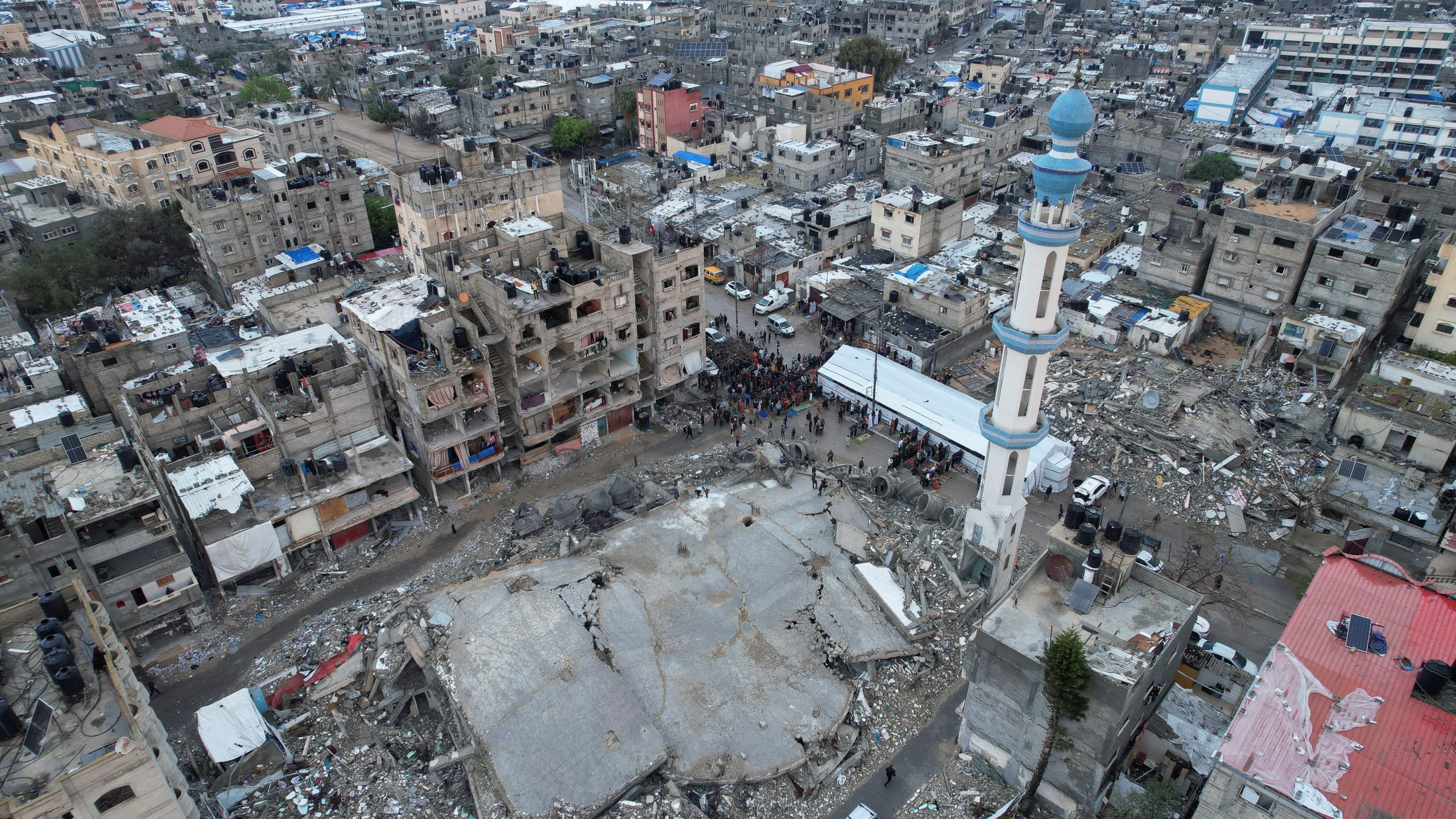 بسبب القصف الممنهج للمساجد في غزة يضطر البعض مثل مؤذن غزة الصغير إلى الأذان من منازلهم - رويترز