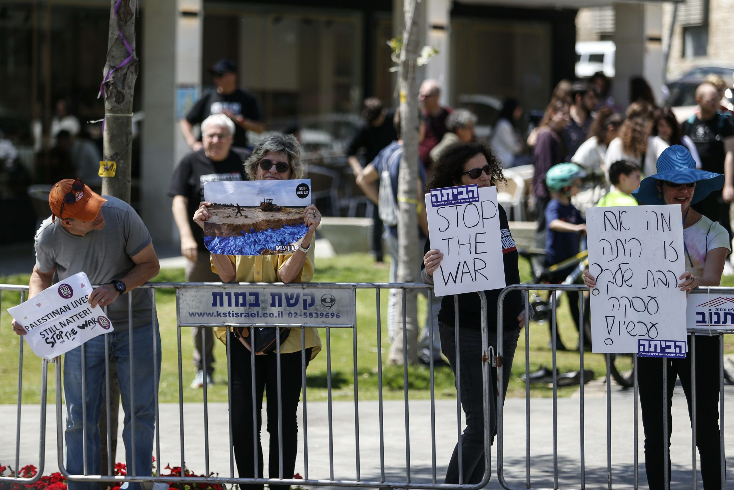 نشطاء إسرائيليون يطالبون بوقف الحرب على غزة