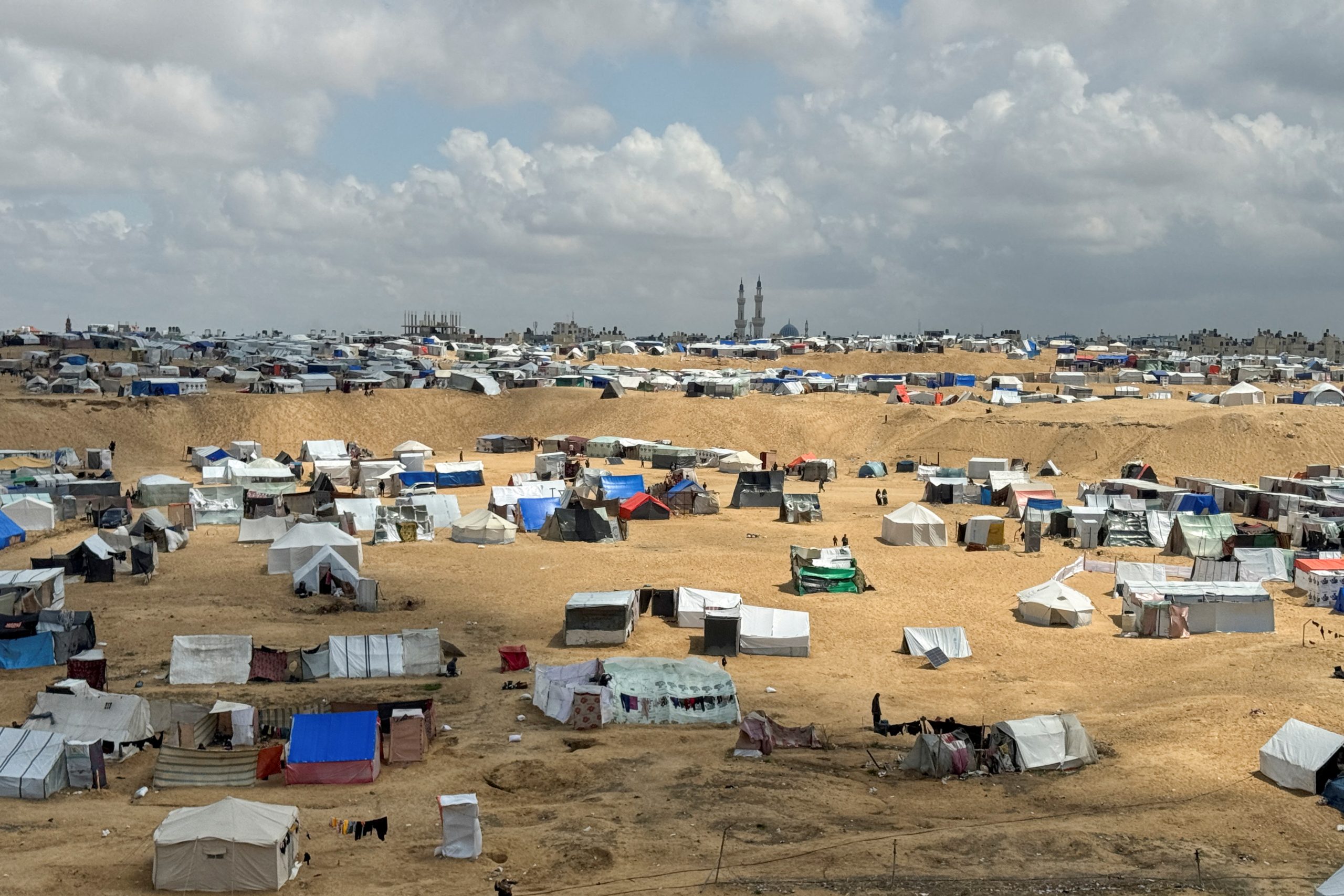 إنهاء المنطقة العازلة بسيناء بعد عمليات تجريف وإنشاء لاستقبال لاجئي غزة بحال الاجتياح البري لرفح/ رويترز