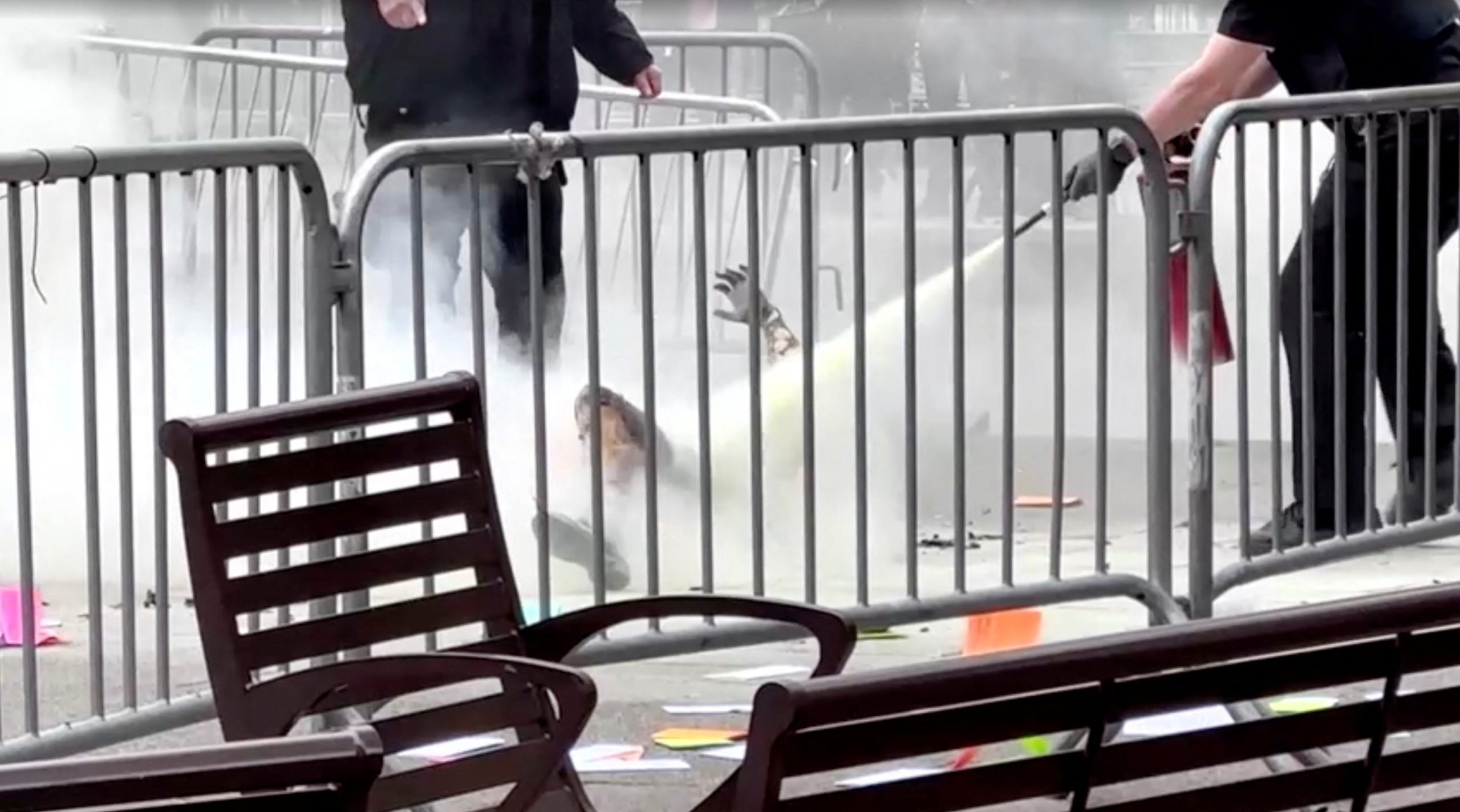 الشرطة الأمريكية بموقع حادثة إضرام شخص النيران بنفسه قرب محكمة يُحاكم فيها ترامب في نيويورك/رويترز