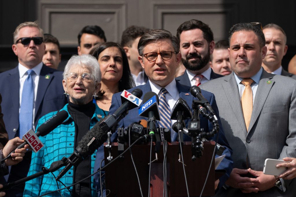 ضغوط لإقالة رئيسة جامعة كولومبيا