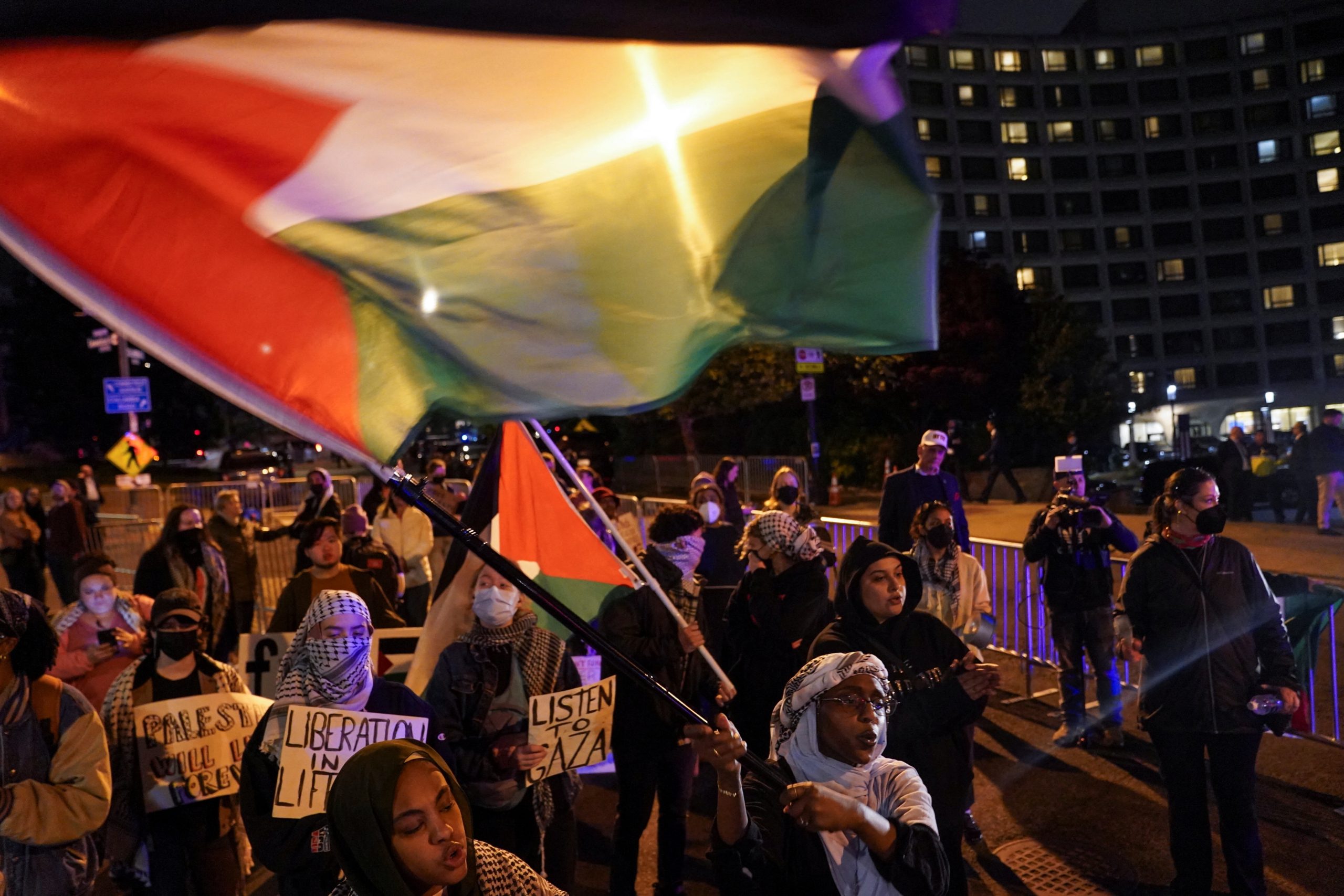متظاهرون يرفعون علم فلسطين أمام الفندق الذي أقيم فيه حفل العشاء السنوي لمراسلي البيت الأبيض/رويترز