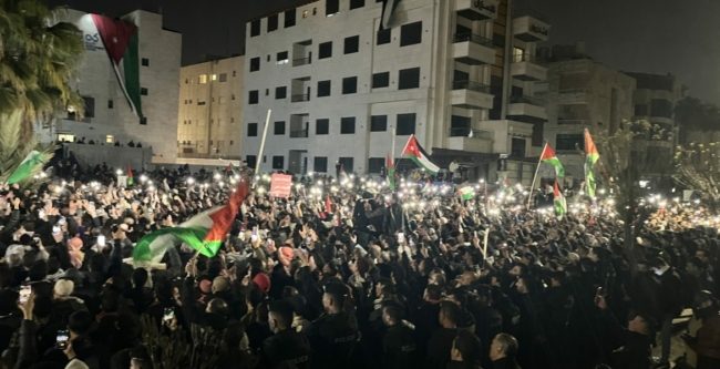 “إيش ذنب المعتقلين غير نصرة فلسطين”.. تواصل احتشاد الأردنيين بالقرب من سفارة الاحتلال ودعاء لغزة  