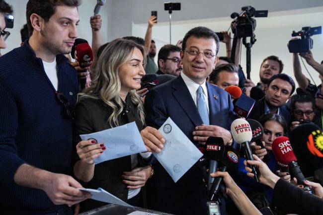 لحظات مرعبة لانهيار شرفة خلال احتفالات انتخابية بتركيا.. أودت بحياة مسؤول وإصابة آخرين