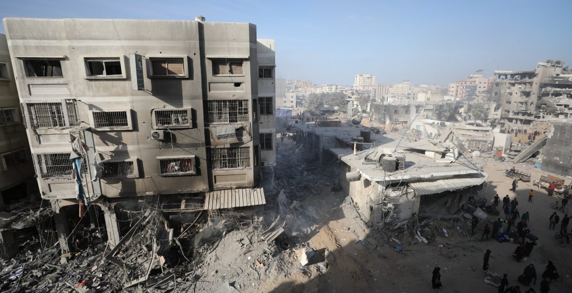 العثور على مقبرة جماعية في باحة مجمع الشفاء بغزة.. الاحتلال أعدمهم ودفنهم قبل أسابيع (فيديو)