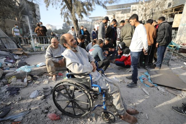 “كيف تحمَّل الناس 6 أشهر؟”.. طبيب كويتي يحكي تجربة أول ليلة له في غزة: الوضع مرعب (فيديو)