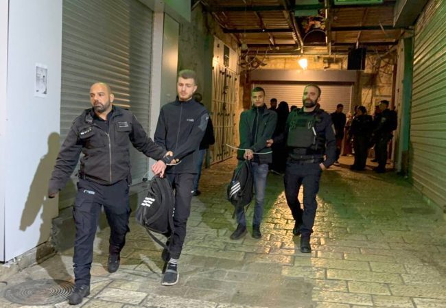 الاحتلال يقتحم “مصلى باب الرحمة” ويعتدي على المعتكفين في المسجد الأقصى (فيديو)