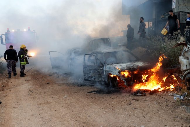 مستوطنون يستهدفون قرية جديدة بالضفة.. أشعلوا حظيرة أغنام وهاجموا الأهالي حينما اجتمعوا لإخماد الحريق (فيديو) 