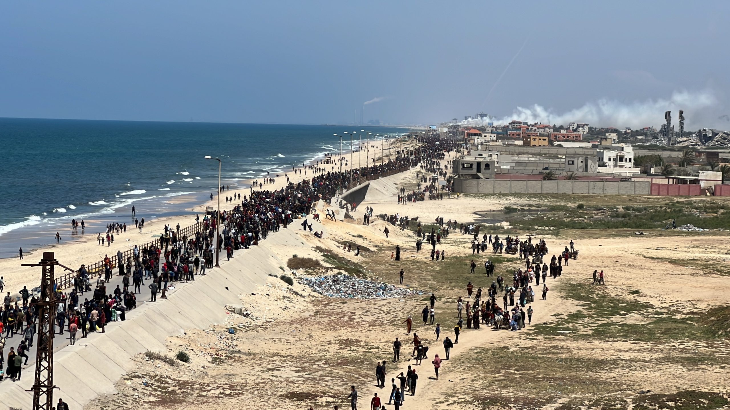 قصف إسرائيلي يطال مئات النازحين أثناء عودتهم لمنازلهم شمال قطاع غزة.. أسفر عن استشهاد فلسطينية وإصابة آخرين (صور)