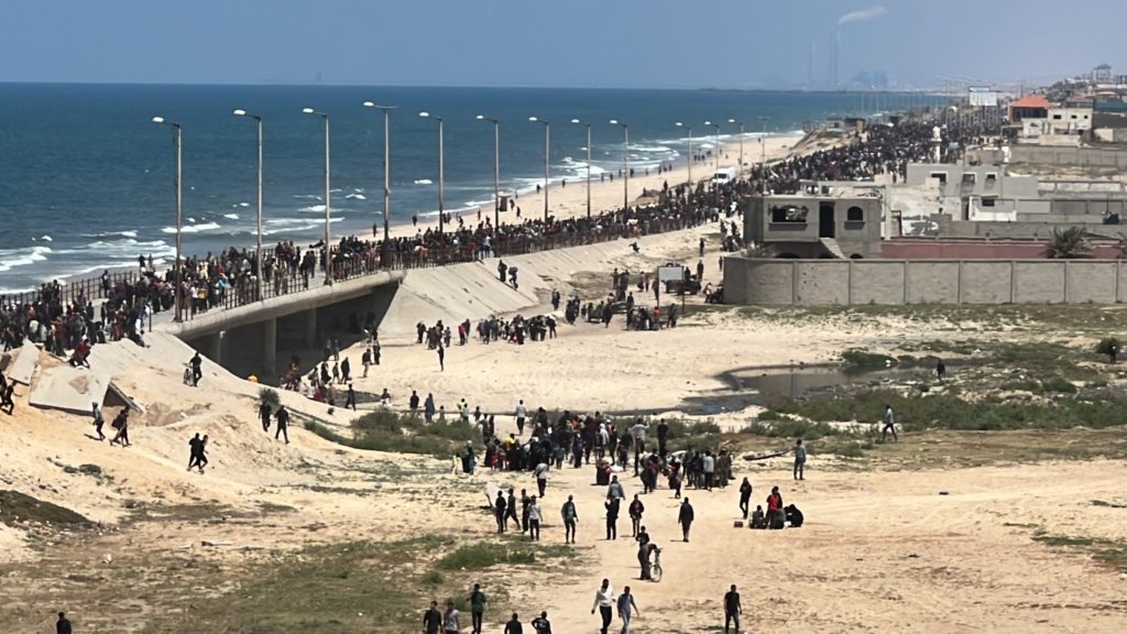 الفلسطينيون أثناء محاولاتهم العودة لشمال غزة - الأناضول