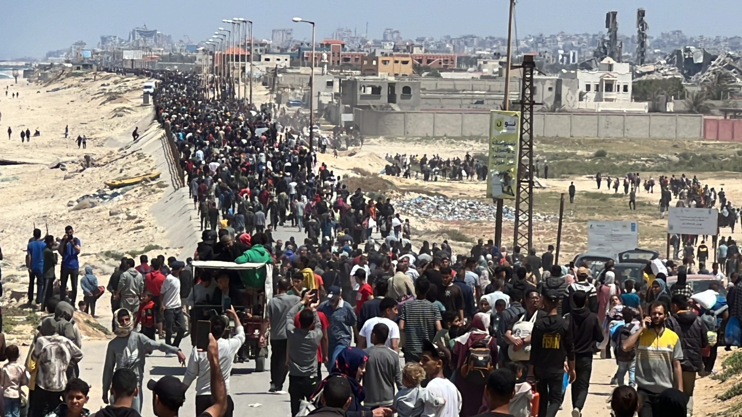 الفلسطينيون أثناء محاولاتهم العودة لشمال غزة -