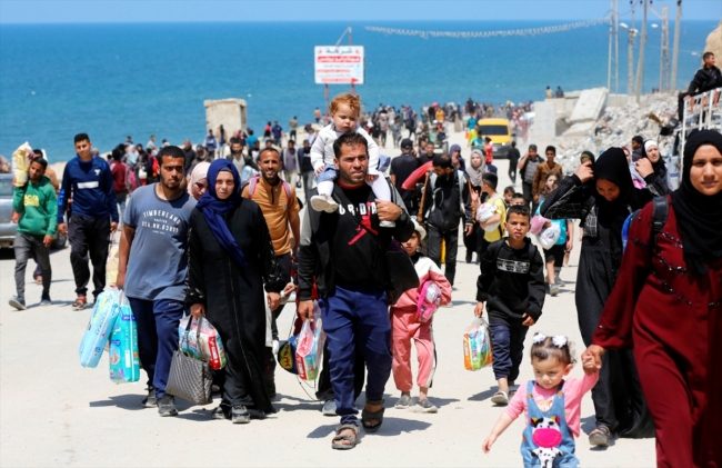 استشهاد طفلة خلال محاولة عائلتها العودة إلى شمال غزة! وقوات الاحتلال تواصل التوغل بالنصيرات