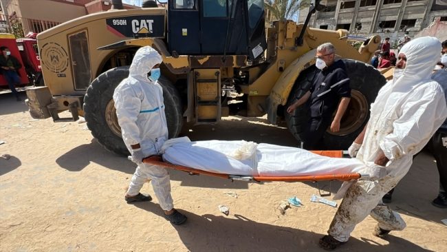 ضمَّت جثثاً بلا رؤوس، وأجساداً بلا جلود! العثور على مقابر جماعية بمجمع ناصر جنوب قطاع غزة