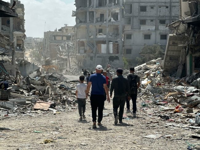 أهالي غزة يستقبلون العيد بدون أضاحٍ ووسط الدمار.. فيديوهات لتكبيرات فوق الأنقاض في القطاع