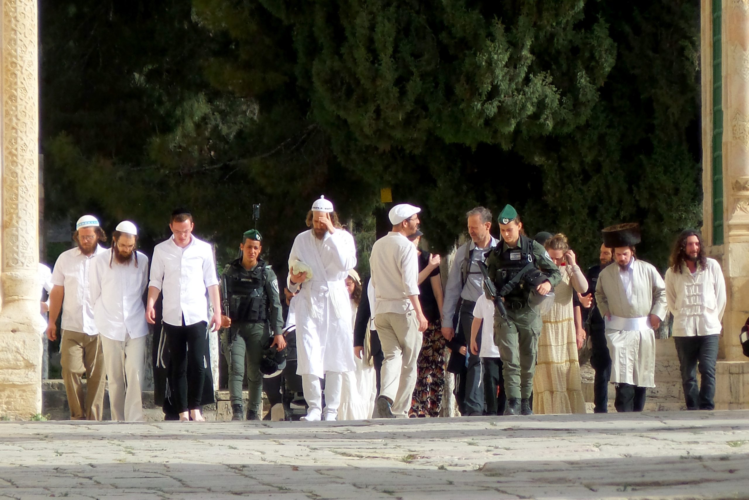 عشرات المستوطنين يقتحمون باحات الأقصى