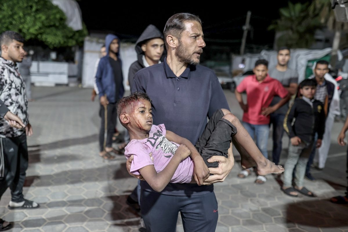 الاحتلال استهدف منزلا في مخيم النصيرات ما أدى إلى استشهاد وإصابة العشرات/الأناضول