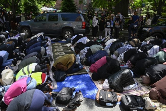 “اتركوهم يُصلّون”.. فيديو لطلاب شكلوا سلسلة بشرية لحماية طلبة مسلمين من الشرطة في جامعة أمريكية