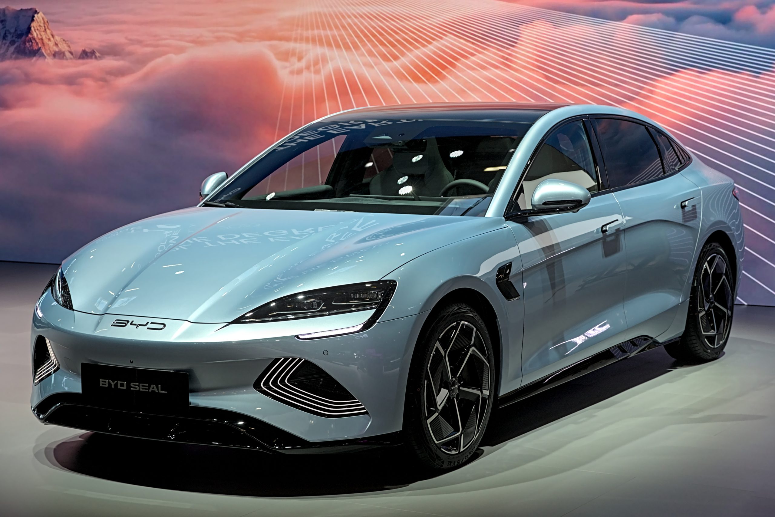 كيف تحولت السيارات الصينية الكهربائية من “أضحوكة الشركات” إلى أكبر خطر على تسلا؟ BYD نموذجاً