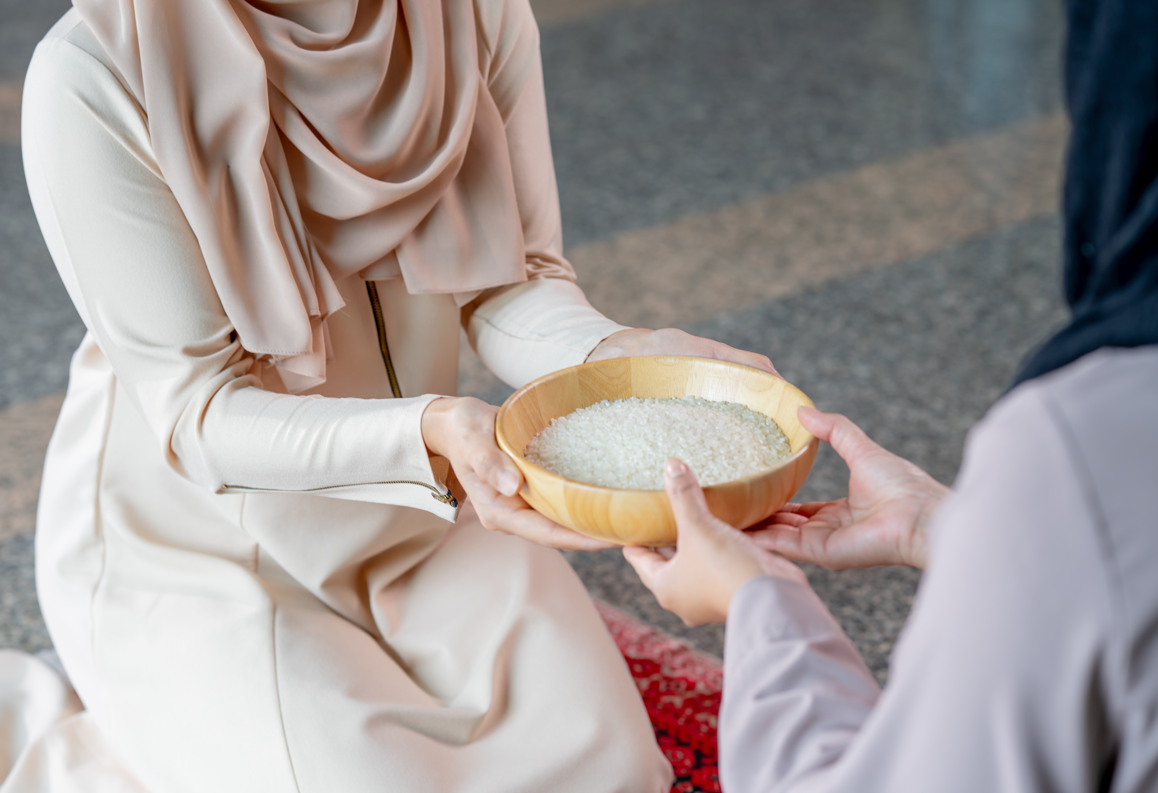 مقدار زكاة الفطر 2024 في السعودية.. إخراجها نقداً “يجوز” أم “لا يجزئ”؟ هذا ما أجاب به علماء المملكة والهيئات الدينية