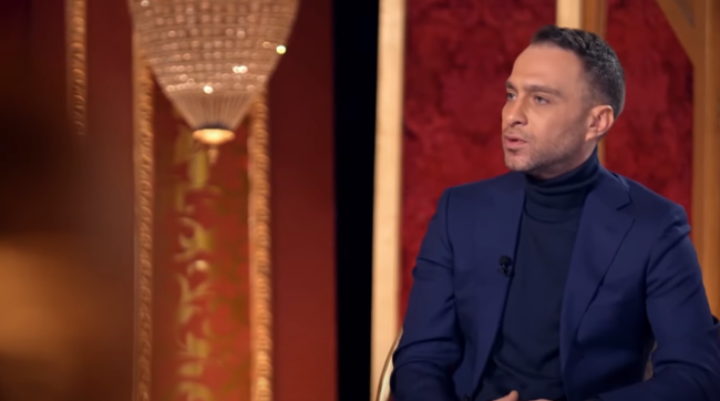 “بحب ربنا لكن لا أصلي، وأتمنى أغني لشيرين”.. آخر تصريحات حسام حبيب “على المسرح”