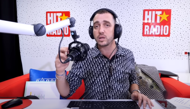 بعد واقعة “السرقة الوهمية” على الهواء مباشرة.. الإعلامي المغربي “مومو” يوضح حقيقة تورطه، ويصرح: “أنا ضحية”