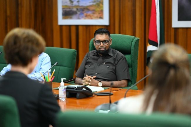 رئيس جمهورية غويانا يعلن جمع 72 مليون دولار تبرعات للشعب الفلسطيني.. قال إنه تم تسليم الأموال لـ”الأونروا”