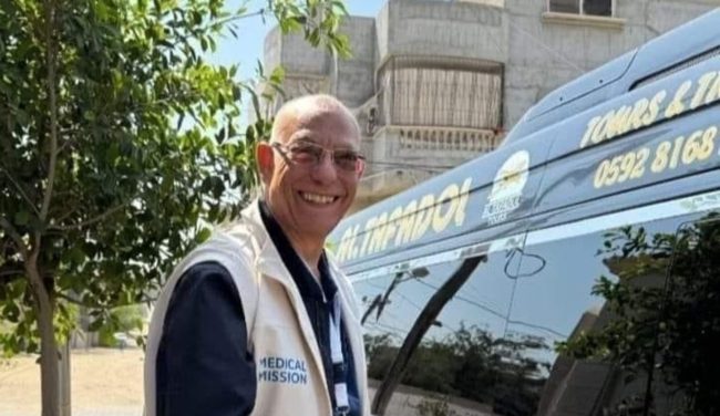 “جئت لأموت هنا”.. إشادة واسعة بجرَّاح عظام مصري شهير دخل غزة للمشاركة في علاج المصابين 