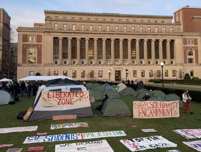 طلاب “كولومبيا الأمريكية” يعتصمون تنديداً بجرائم الاحتلال..نصبوا 60 خيمة بالحرم الجامعي (فيديو)