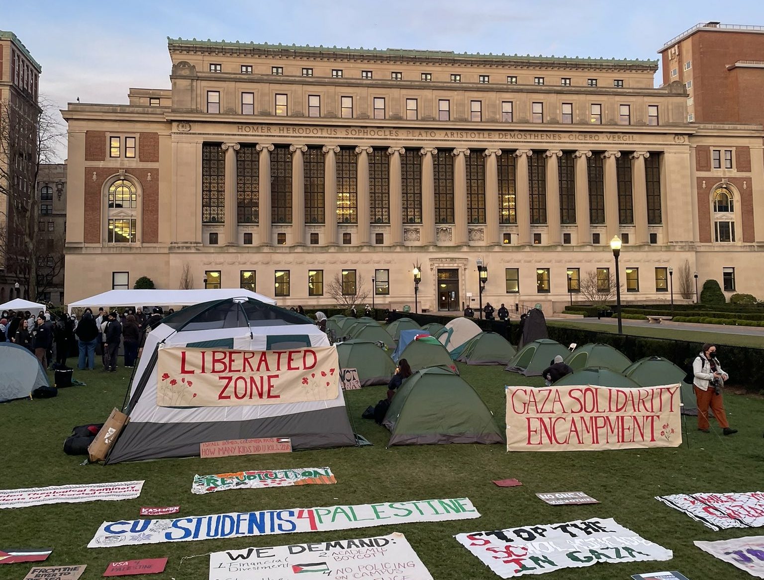 طلاب “كولومبيا الأمريكية” يعتصمون تنديداً بجرائم الاحتلال..نصبوا 60 خيمة بالحرم الجامعي (فيديو)