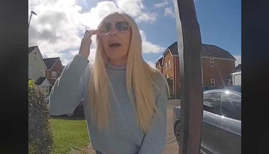 السيدة البريطانية وهي تحاول الحديث مع جارها حول الصيام في رمضان ومتطلباته