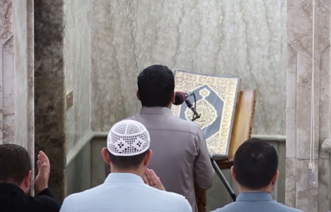 انهار مغشياً عليه.. إمام مسجد في الموصل يفقد الوعي من التأثُّر بعد الدعاء لغزة في صلاة التراويح