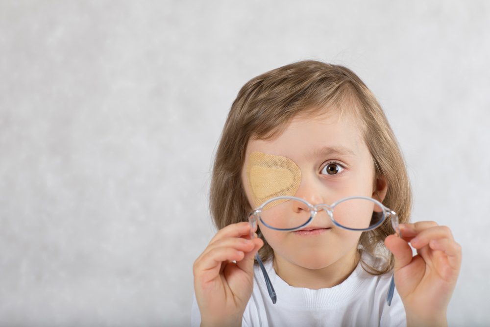 طفل يعاني من مشكل الغمش| shutterstock
