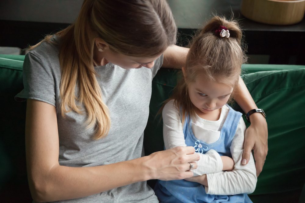 الاستماع للطفل وتهدئته تضمن دعم مشاعره ونفسيته - shutterstock