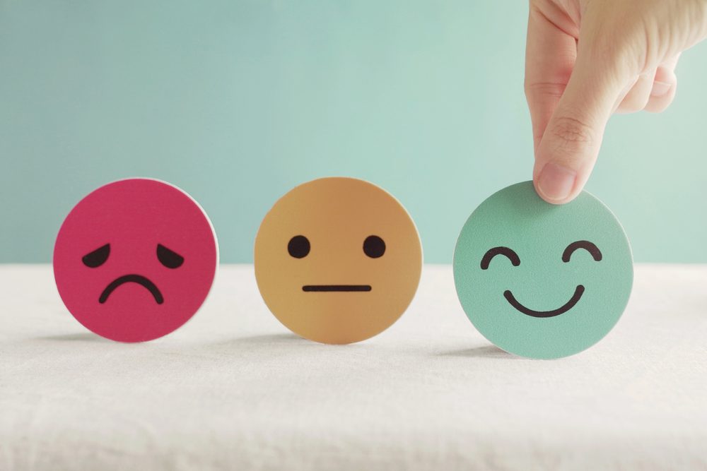علم النفس بحث في أعماق ودوافع هذه المشاعر المتضاربة عند تلقي المجاملة - shutterstock