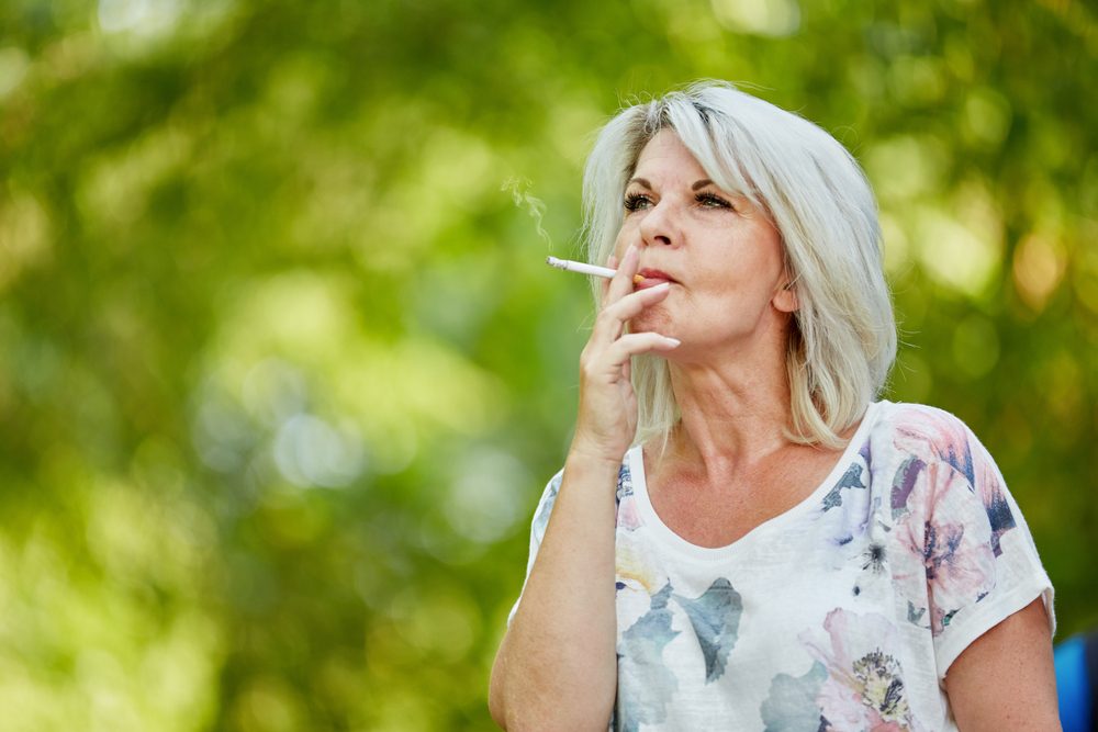 هرمونات الاستروجين ارتبطت بميل النساء لإدمان النيكوتين أكثر من الرجال - shutterstock