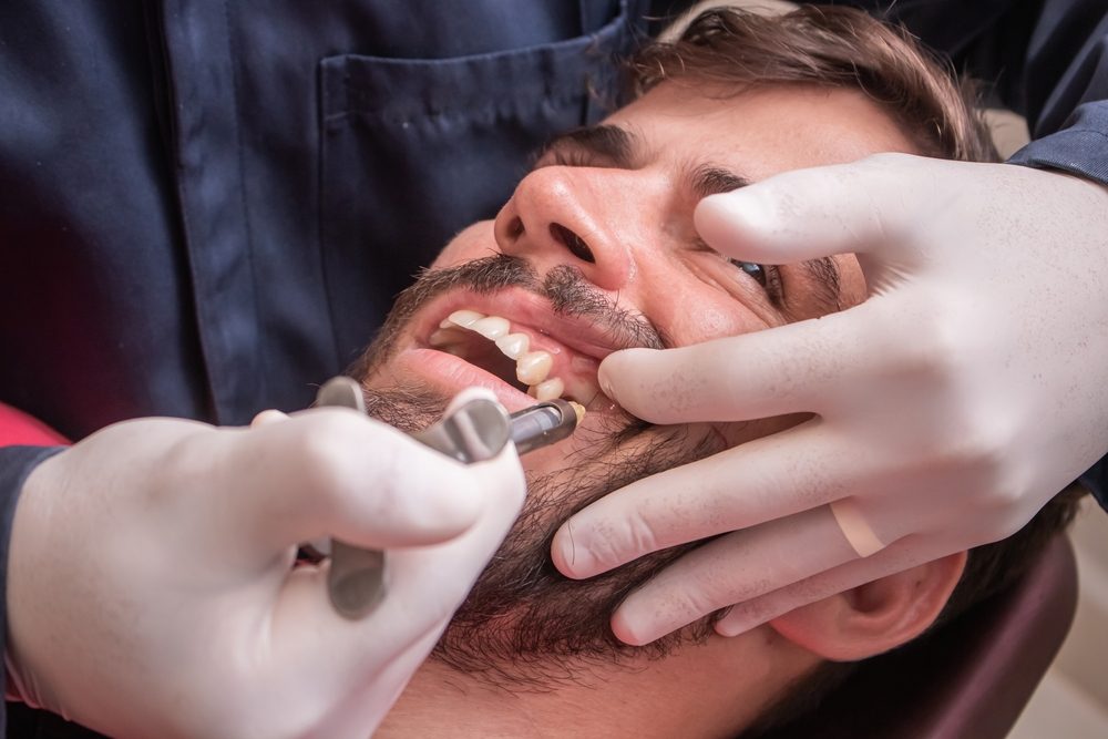تخدير الشفاه عند الطبيب| shutterstock