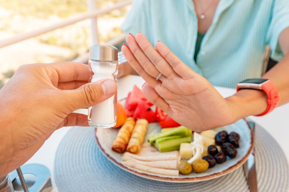 من الضروري مراقبة استهلاك الملح يوميا - shutterstock