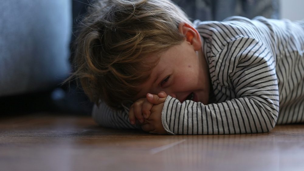 نوبات الغضب والبكاء أو الصراخ من السلوكيات الشائعة بين الأطفال بالتجمعات الكبيرة - shutterstock