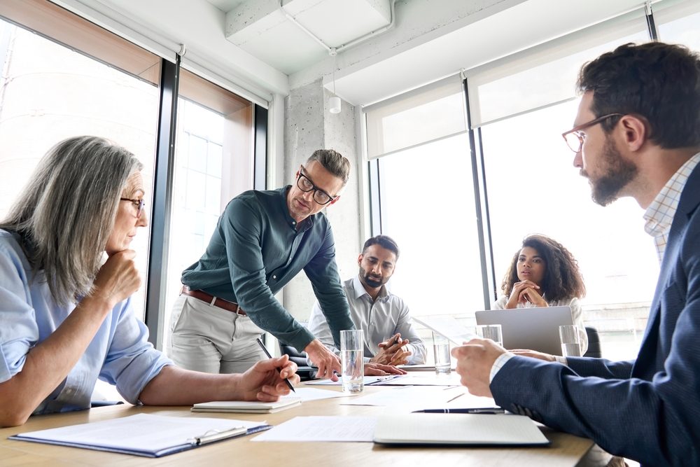 كشفت الدراسة أن المتنمرين حصلوا على دخول أكبر في عمر الأربعين - shutterstock