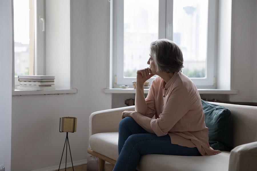 سيدة تعاني من أعراض سن اليأس | shutterstock