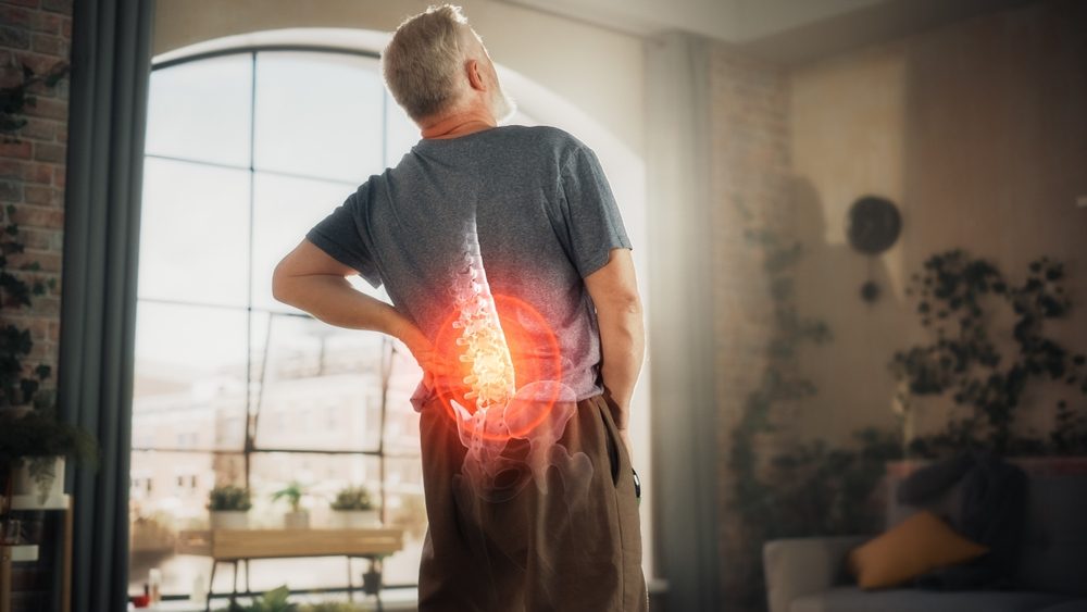 يؤدي عدم السيطرة على السكري لمضاعفات مثل ألم الظهر والعظام - shutterstock