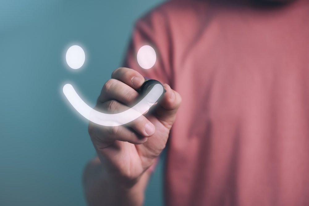 الإحساس بتدني الصورة الذاتية قد يمنع الشخص من السعادة بالمجاملات - shutterstock